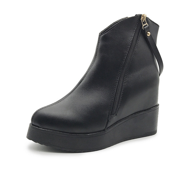 Κομψές κυρίες μπότες σε μια πλατφόρμα σε απλό σχέδιο και ελαφρώς κωνικό