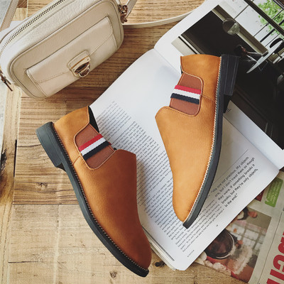 Περιστασιακά γυναικεία παπούτσια σε επίπεδη σόλα ελαφρώς κωνικά στο μπροστινό μέρος