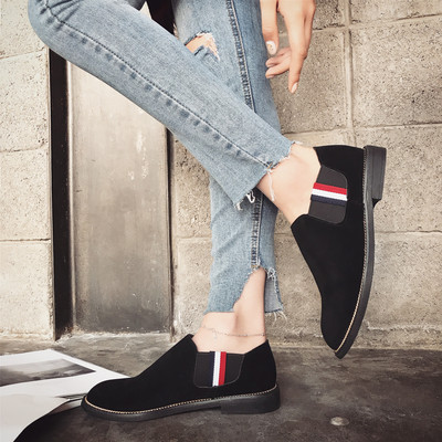 Περιστασιακά γυναικεία παπούτσια σε επίπεδη σόλα ελαφρώς κωνικά στο μπροστινό μέρος