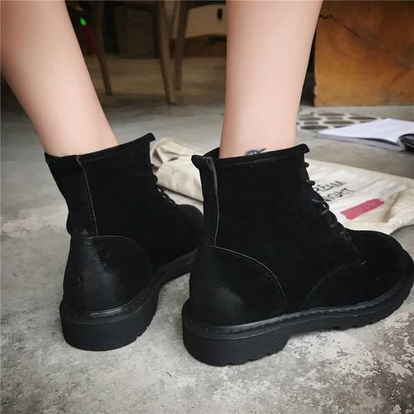 Ежедневни дамски боти с равна подметка в черен цвят