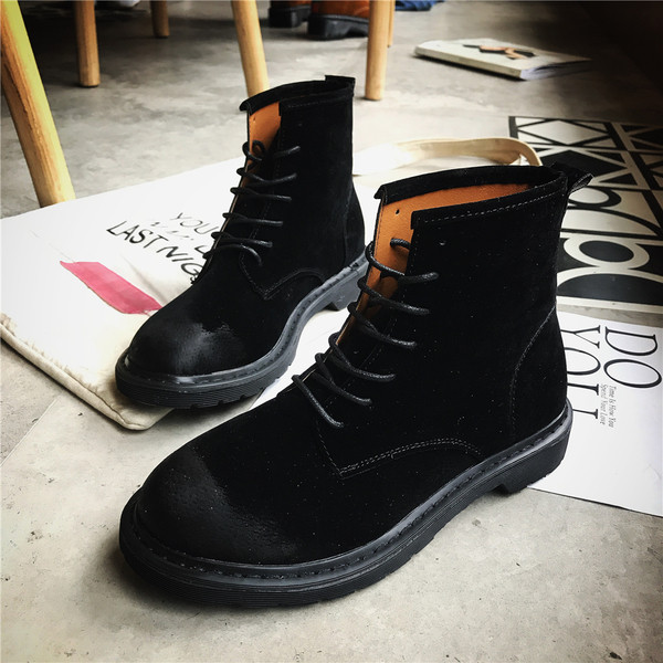 Ежедневни дамски боти с равна подметка в черен цвят