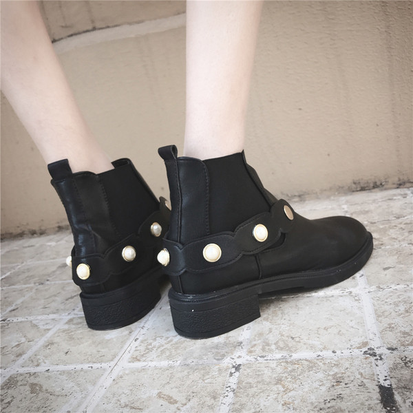 Κομψές γυναικείες μπότες με επίπεδη σόλα και διακοσμητικά μαργαριτάρια σε δύο χρώματα