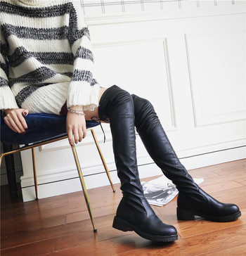 Стилни дамски ботуши-чизми с равна подметка и връзки в черен цвят 