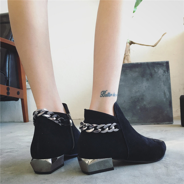 Κομψές γυναικείες μπότες ελαφρώς κωνικές με μεταλλική διακόσμηση σε τρία χρώματα