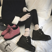 Γυναικεία παπούτσια σε πλατφόρμα με διακοσμητικά αστέρια σε δύο χρώματα