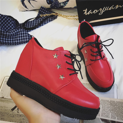 Γυναικεία παπούτσια σε πλατφόρμα με διακοσμητικά αστέρια σε δύο χρώματα