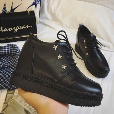 Γυναικεία παπούτσια σε πλατφόρμα με διακοσμητικά αστέρια σε δύο χρώματα