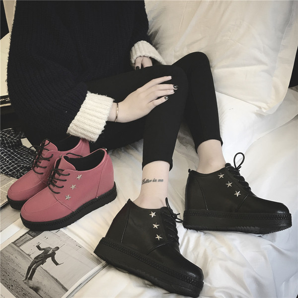 Γυναικεία παπούτσια σε πλατφόρμα με διακοσμητικά αστέρια σε δύο χρώματα