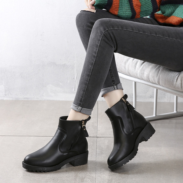 Γυναικείες δερμάτινες μπότες σε δύο μοντέλα