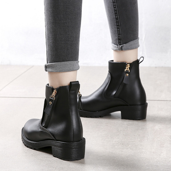 Γυναικείες δερμάτινες μπότες σε δύο μοντέλα