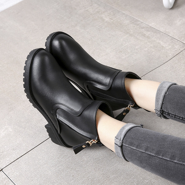 Γυναικείες δερμάτινες μπότες σε δύο μοντέλα