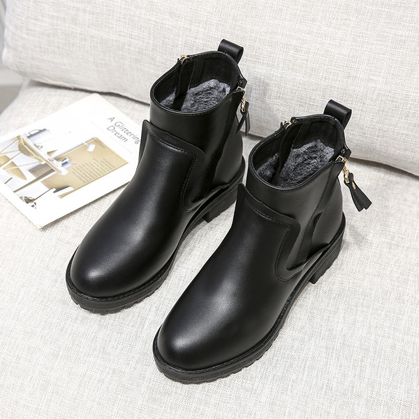 Γυναικείες δερμάτινες μπότες σε δύο μοντέλα