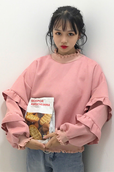 Κυρίες μπλούζα σε ένα ευρύ σχέδιο με πέπλα στα μανίκια