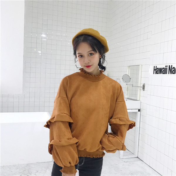 Κυρίες μπλούζα σε ένα ευρύ σχέδιο με πέπλα στα μανίκια