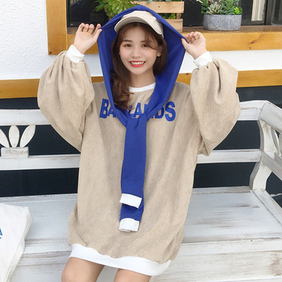 Γυναικεία μπλούζα σε ευρύ σχέδιο με επιγραφή