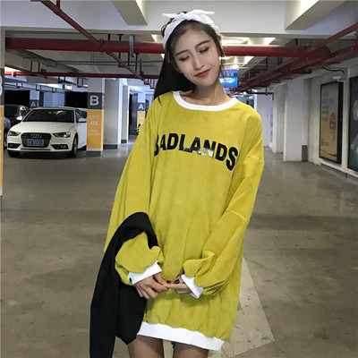 Γυναικεία μπλούζα σε ευρύ σχέδιο με επιγραφή