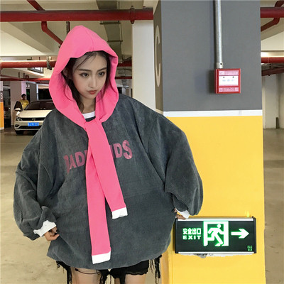 Γυναικεία μπλούζα σε ευρύ σχέδιο με επιγραφή