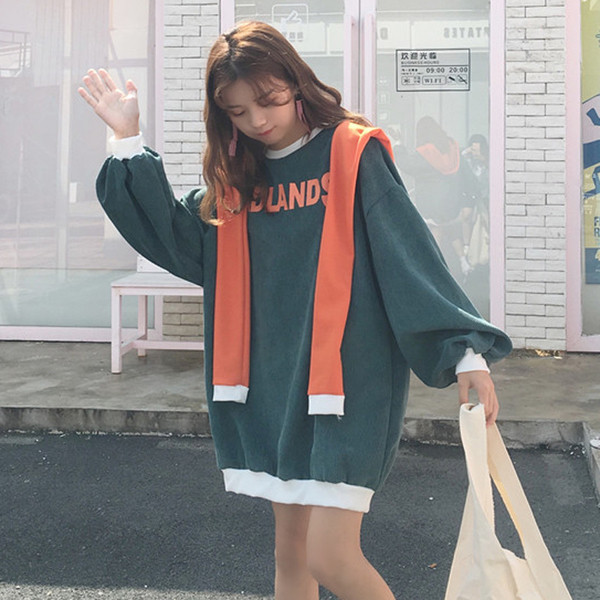 Γυναικεία μπλούζα σε ευρύ σχέδιο με επιγραφή