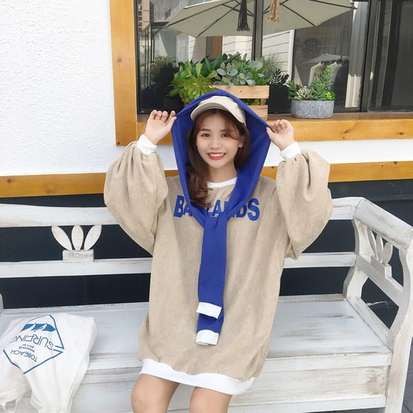 Γυναικεία μπλούζα σε ευρύ σχέδιο με επιγραφή