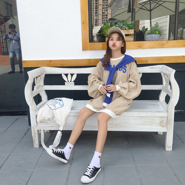 Γυναικεία μπλούζα σε ευρύ σχέδιο με επιγραφή