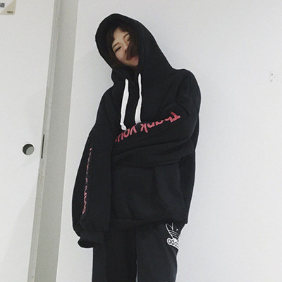 Γυναικείο φούτερ σε ευρύ σχέδιο με κουκούλα και μανίκια