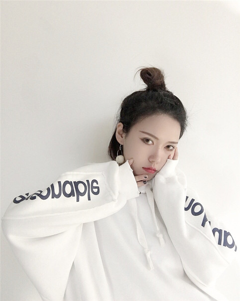 Γυναικείο φούτερ σε ευρύ σχέδιο με κουκούλα και μανίκια