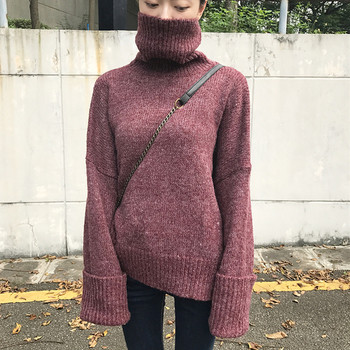 Топъл дамски пуловер в широк модел с поло яка