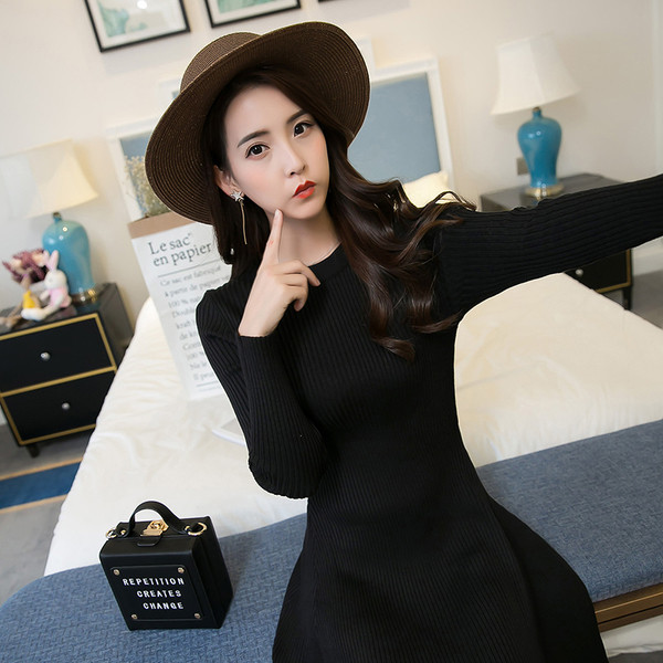 Γυναικείο φόρεμα σε απλά μοντέλα-σχισμές, ελαφρώς κομμένα σε δύο χρώματα