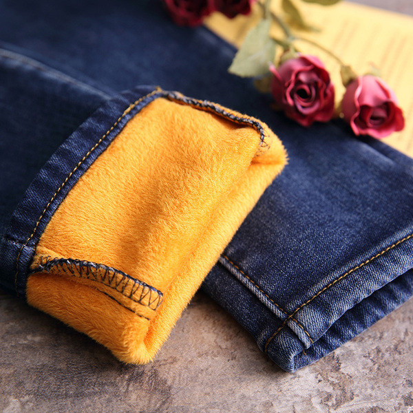 Γυναικεία  λεπτά τζιν σε δύο χρώματα, δύο μοντέλα