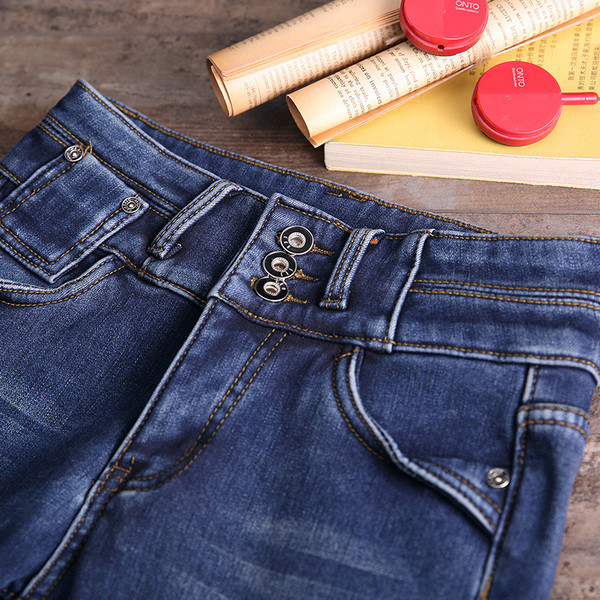 Γυναικεία  λεπτά τζιν σε δύο χρώματα, δύο μοντέλα