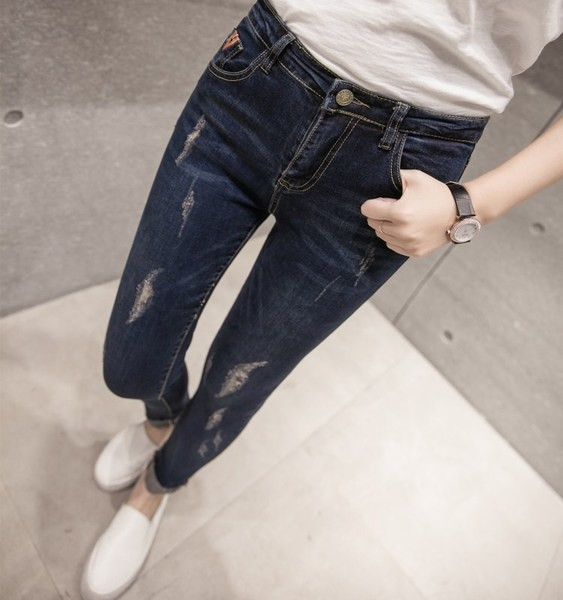 Λεπτό, λεπτό παντελόνι, ζώνες και ποδόγυρο, σε σκούρο χρώμα