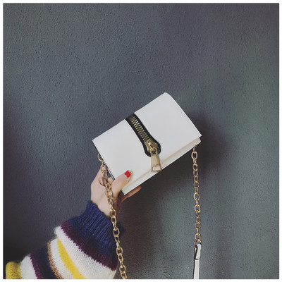 Μίνι τσάντα κυρίες με μεταλλική αλυσίδα και μεγάλο φερμουάρ