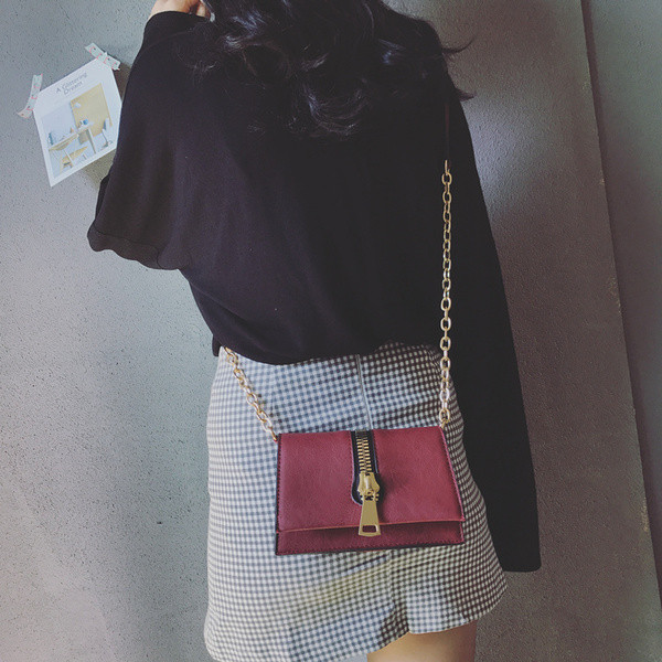 Μίνι τσάντα κυρίες με μεταλλική αλυσίδα και μεγάλο φερμουάρ