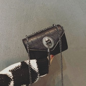 Γυναικεία μίνι τσάντα με φούντα σε διάφορα χρώματα