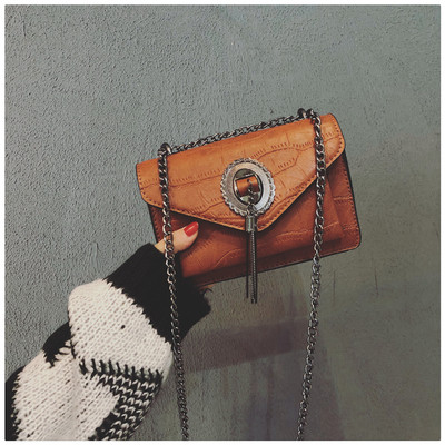 Γυναικεία μίνι τσάντα με φούντα σε διάφορα χρώματα