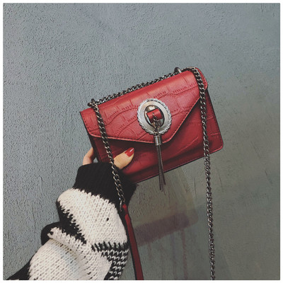 Γυναικεία μίνι τσάντα με φούντα σε διάφορα χρώματα