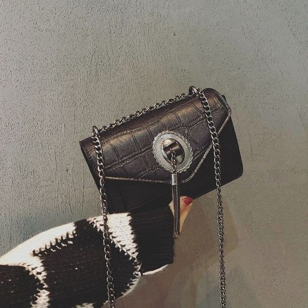 Γυναικεία μίνι τσάντα με φούντα σε διάφορα χρώματα