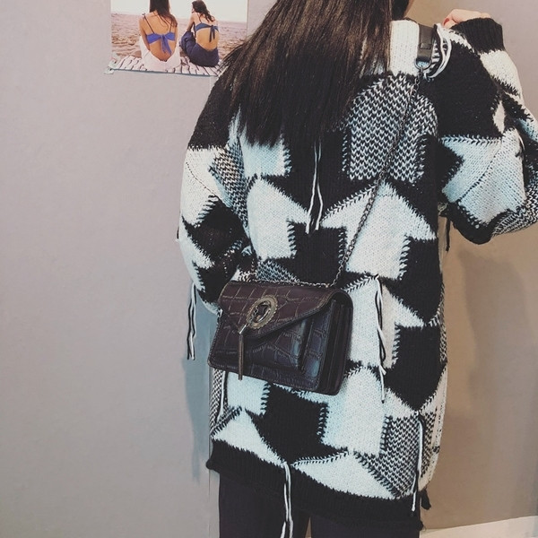 Γυναικεία μίνι τσάντα με φούντα σε διάφορα χρώματα