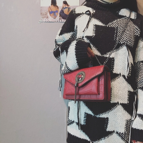 Γυναικεία μίνι τσάντα με φούντα σε διάφορα χρώματα