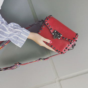 Интересна мини дамска чанта с капси с цветна дръжка 