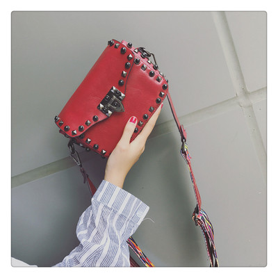 Μια ενδιαφέρουσα τσάντα μίνι κυρίες με έγχρωμη λαβή