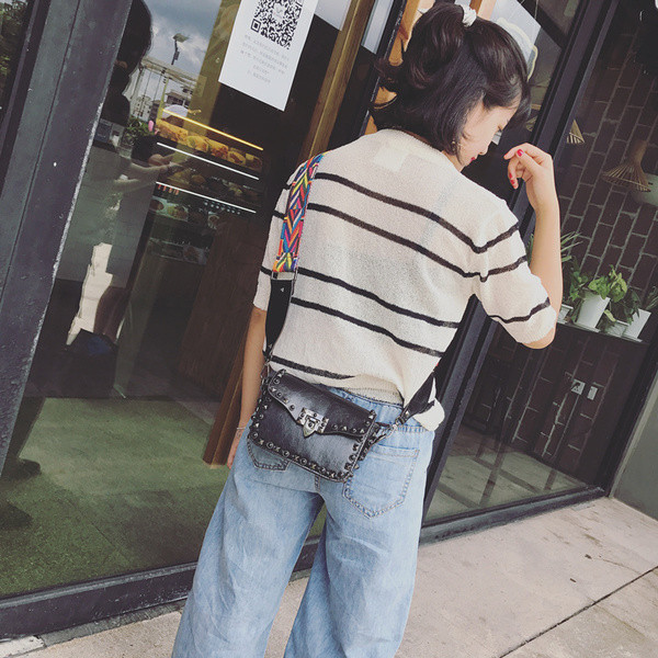 Μια ενδιαφέρουσα τσάντα μίνι κυρίες με έγχρωμη λαβή