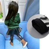 Δερμάτινη φούστα του παιδιού με μαύρη φούστα