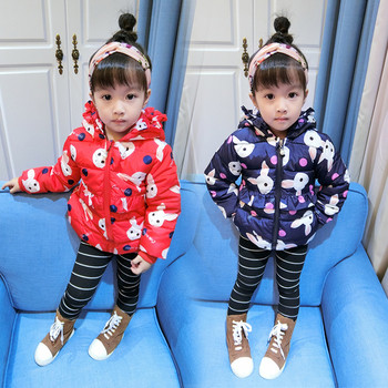 Παιδικό χειμωνιάτικο σακάκι για κορίτσια με ενδιαφέρουσες εφαρμογές και κουκούλα σε τρία χρώματα