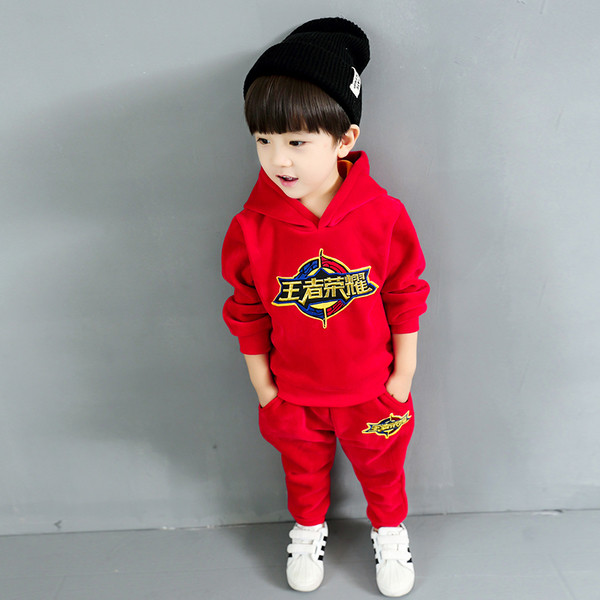 Παιδικό αθλητικό σετ για αγόρια δύο τεμαχίων, κατάλληλο για χειμώνα σε μαύρο και κόκκινο χρώμα