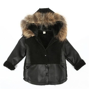 Елегантно зимно палто за момчета с качулка и пух, и щампа на гърба в черен цвят 