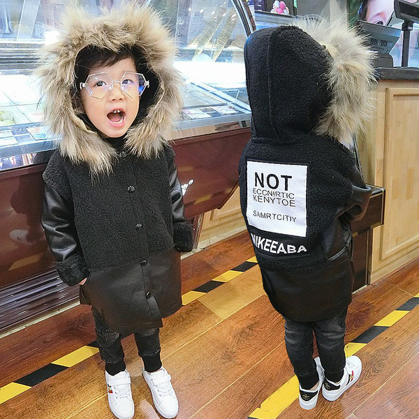 Κομψό χειμωνιάτικο παλτό για κουκούλες με κουκούλα και κάτω, και εκτυπώνεται στην πλάτη σε μαύρο χρώμα