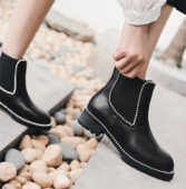 Καθημερινές γυναικείες δερμάτινες μπότες με μικρές λαμπερές πέτρες