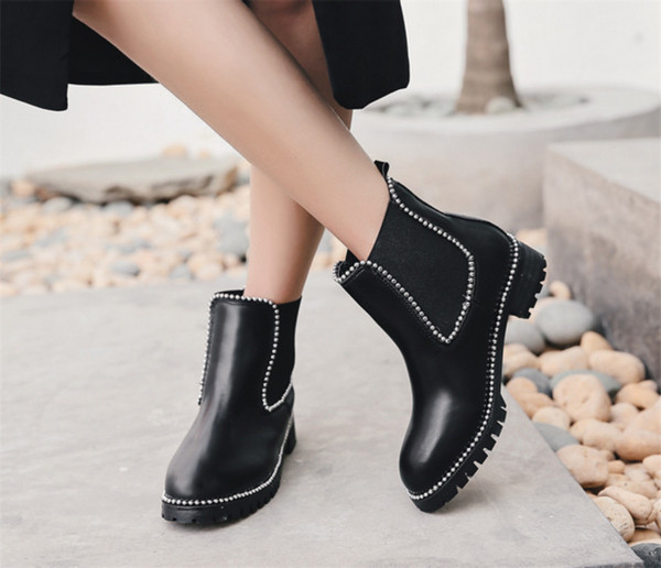 Καθημερινές γυναικείες δερμάτινες μπότες με μικρές λαμπερές πέτρες