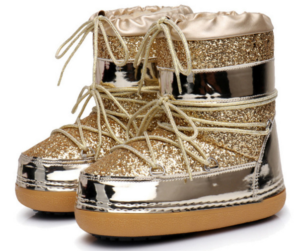 Κυρίες χειμωνιάτικες μπότες με ζεστή επένδυση και αφρώδη επάνω κάλυψη